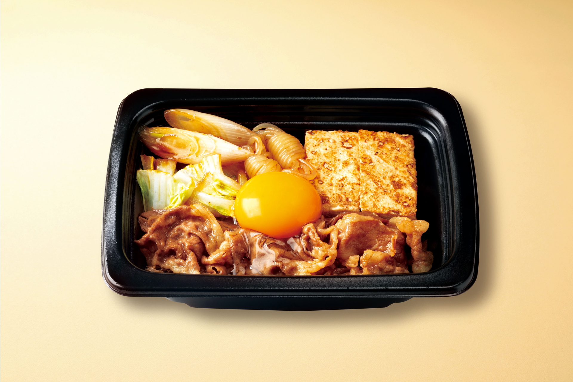 「国産牛のすき焼き弁当～さくらビーフ使用～」（生卵つき）