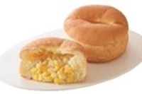 たっぷりコーンマヨパン。やわらかいパン生地の中に、酸味のあるマヨネーズで味付けた「シャキッと！コーン」を入れた