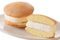 こっこ監修 たまごのカスタードサンド。カスタードホイップクリームとホイップクリームを、たまごの風味が感じられるというブッセ生地で挟んだ