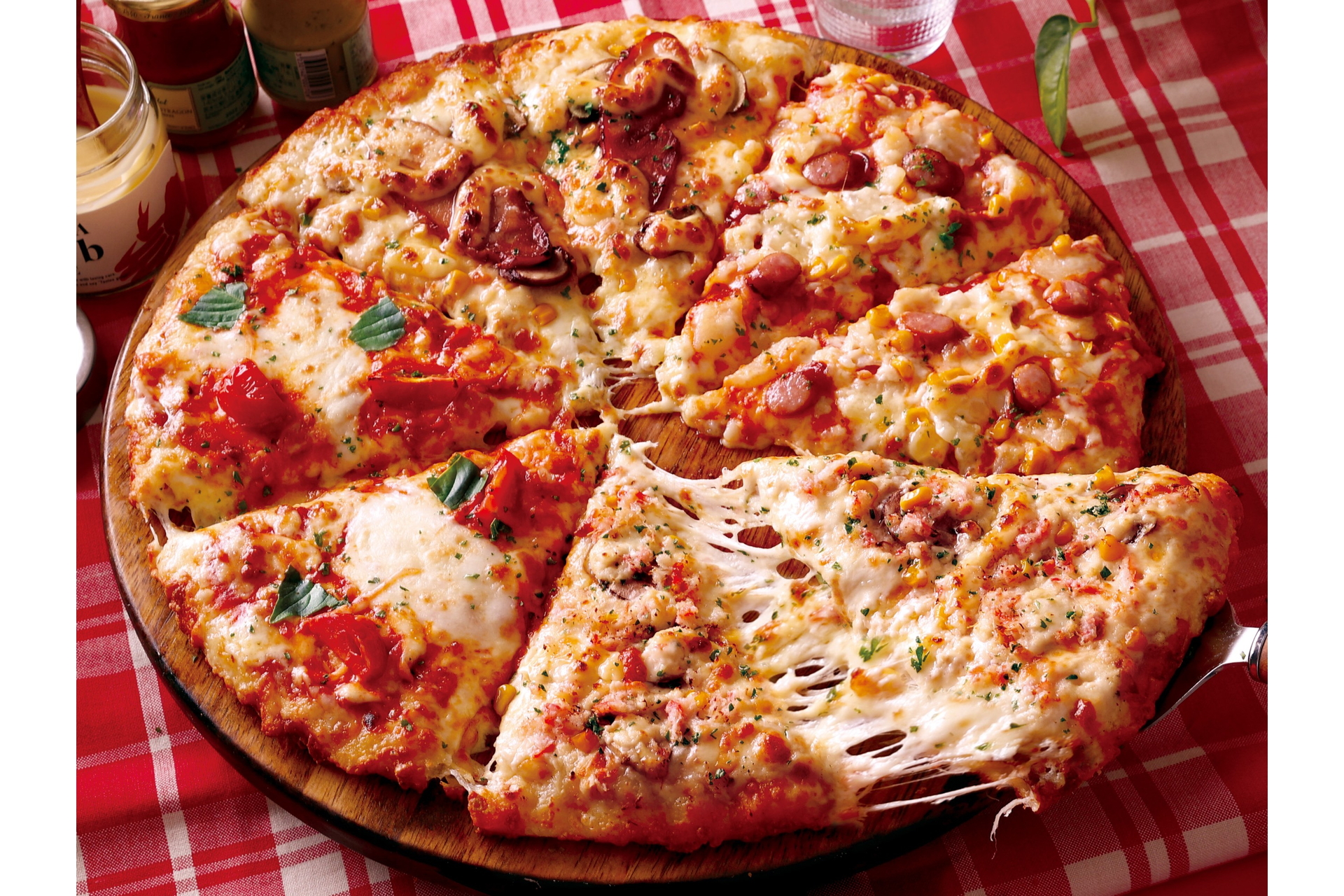 人気や定番ピザが集結した「カニマヨクォーター」。家族みんなで楽しめる味わい