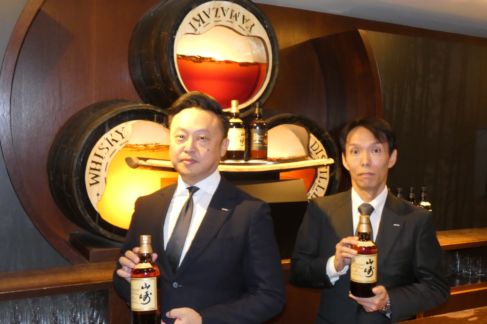 サントリー スピリッツ本部ウイスキー部 部長の小田明氏（左）と山崎蒸溜所 工場長の有田哲也氏（右）