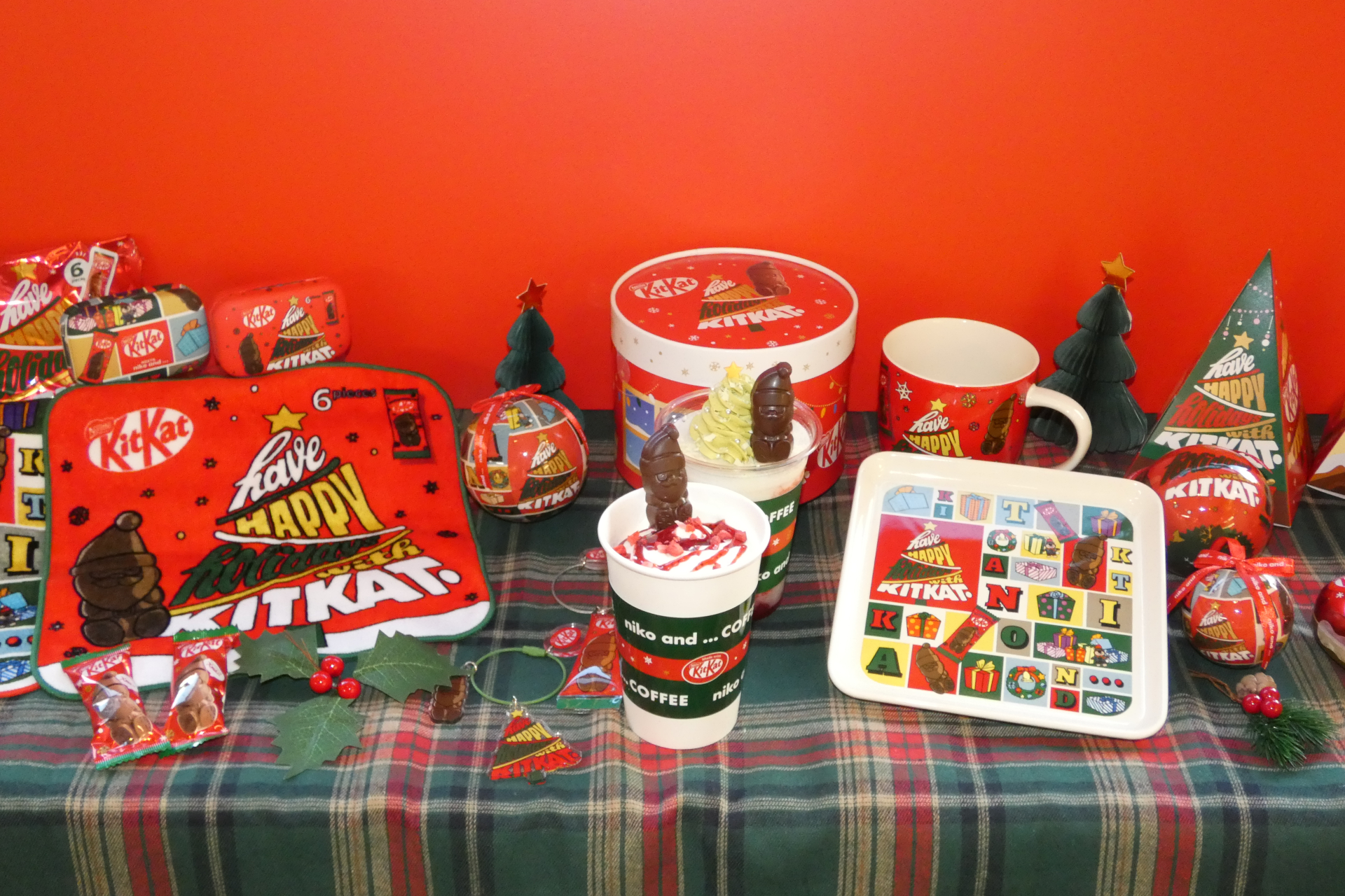 各種パッケージに加え、niko and ...とのコラボ雑貨やコラボドリンクが販売される