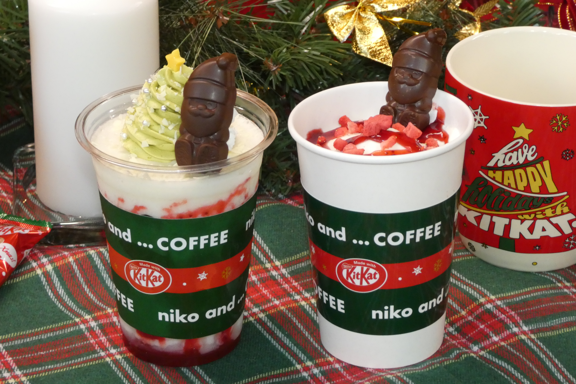 ストロベリーバニラスムージー Made with KITKAT ホリデイサンタ（左）とストロベリーバニララテ Made with KITKAT ホリデイサンタ（右）