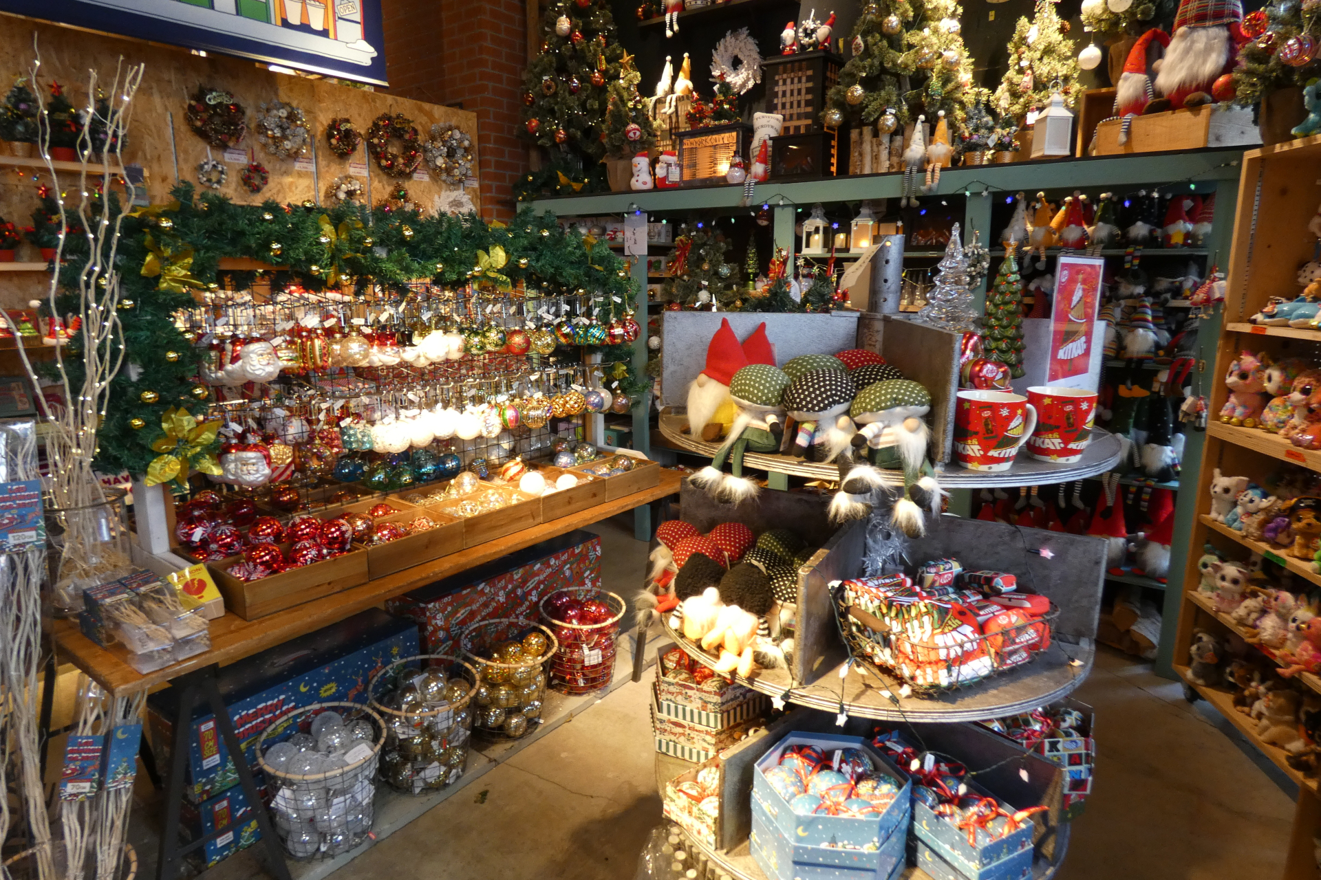 さまざまなクリスマス雑貨に混じってホリデイサンタとのコラボ雑貨が販売される