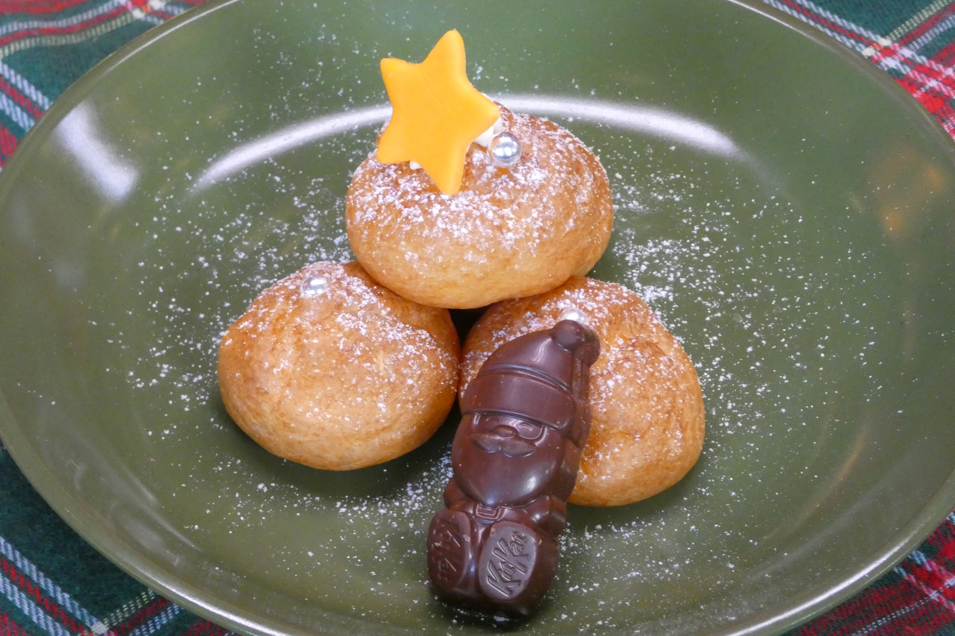 市販のスイーツと組み合わせることで、手軽にクリスマスの雰囲気にアレンジできる