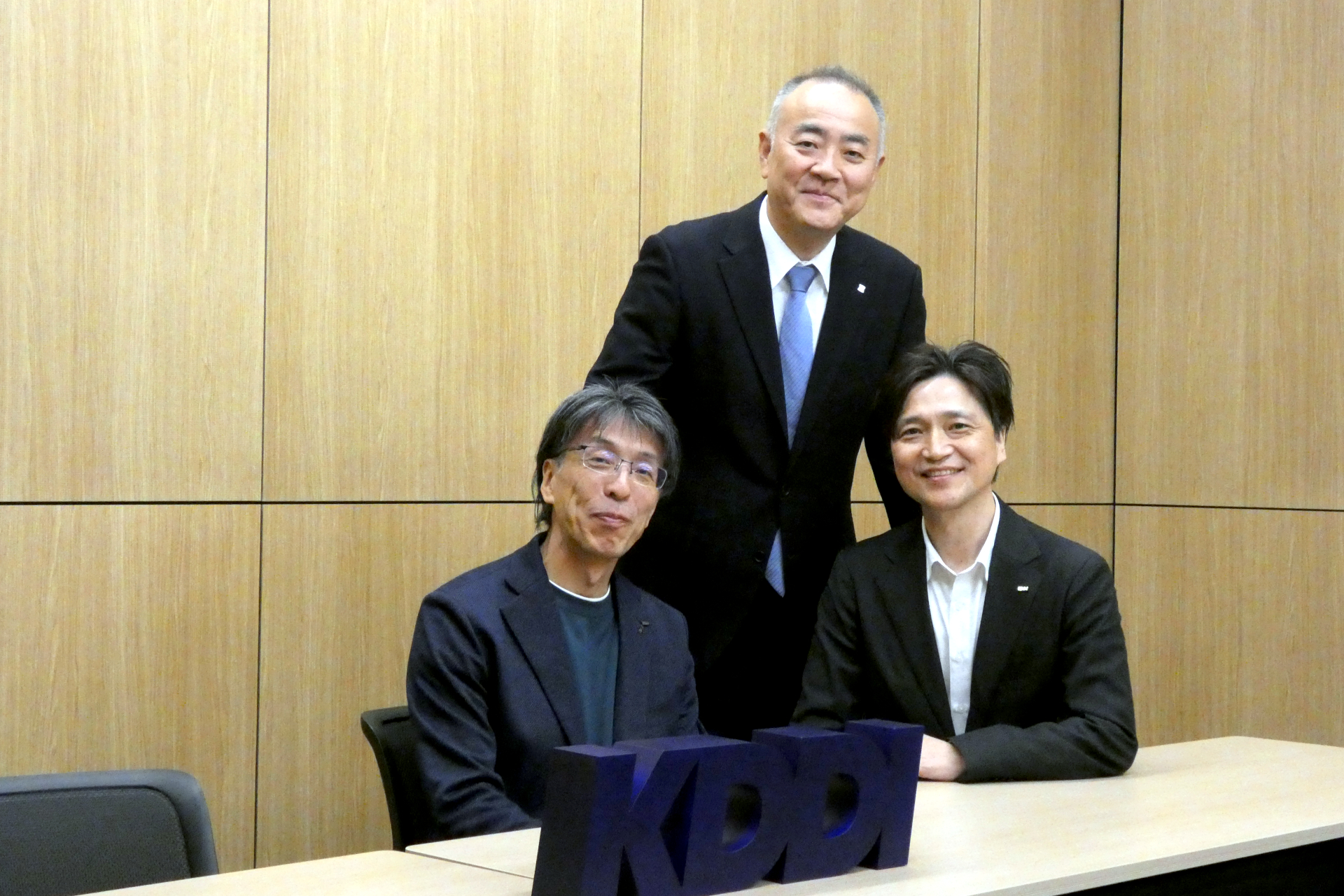 （左から）KDDI 執行役員 パーソナル事業本部 パートナーグロース本部長の久木浩樹氏、ローソン 上級執行役員 経営戦略本部 副本部長の酒井勝昭氏、KDDI 事業創造本部 副本部長 兼 LXビジネス企画部 部長の鶴田悟史氏