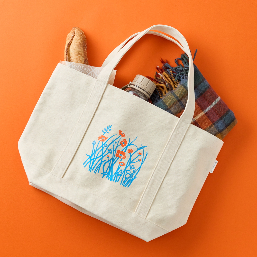 日常使いに適したデザインのオリジナルバッグに、限定紅茶・クッキー・ティーチケットなどを詰め合わせた