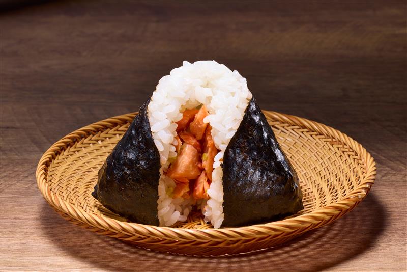 「プレミアムおにぎり 紅鮭ほぐし（柚子胡椒仕立て）」（279円）