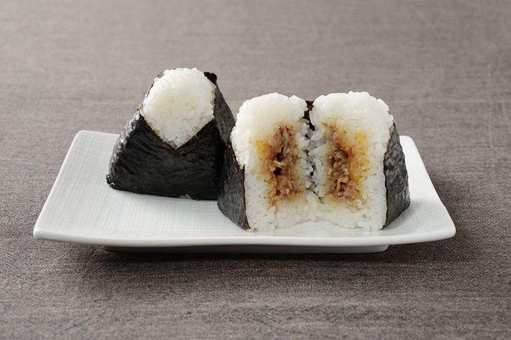 「プレミアムおにぎり 黒毛和牛カルビと卵黄」（322円）