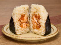 「炙りサーモンといくら醤油漬おにぎり」（322円）