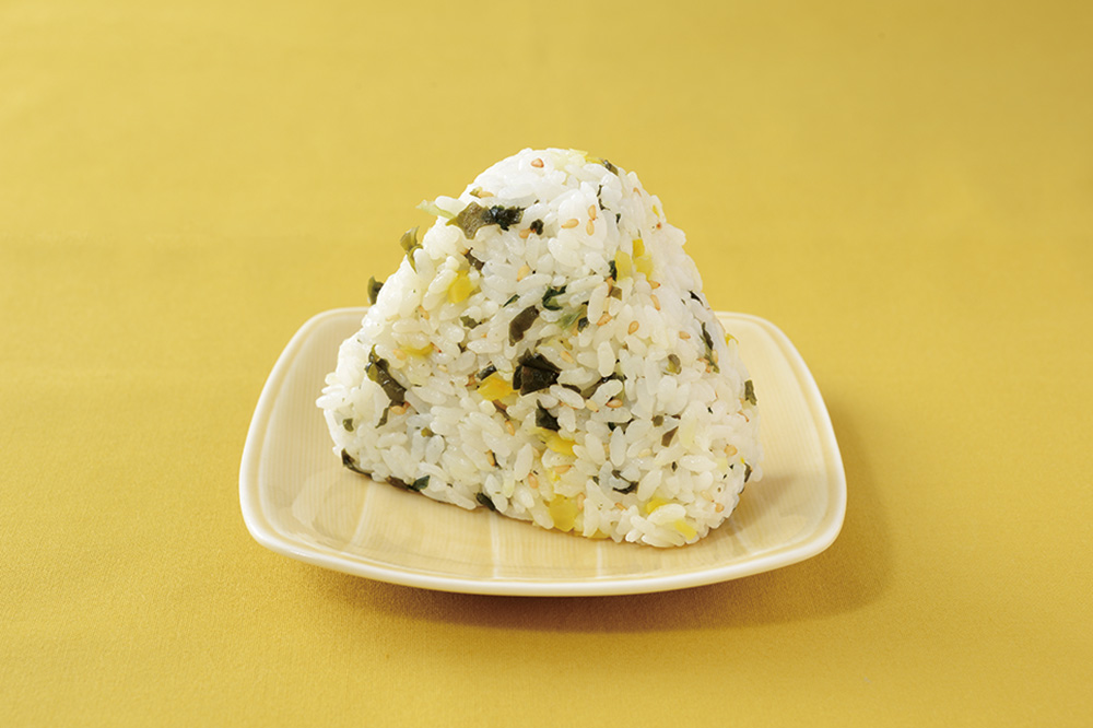 「大きなおにぎり 沢庵としそわかめ」（246円）