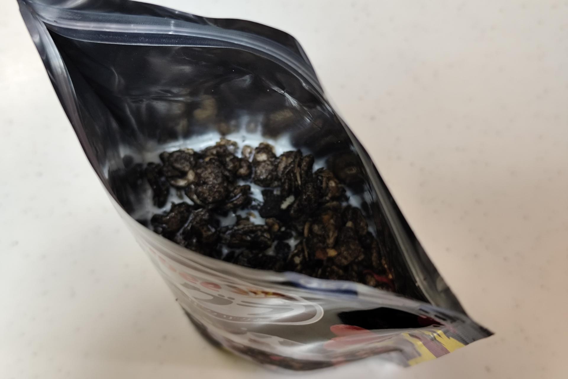 個食スタンドパックは、そのまま袋に牛乳を注いで食べられる