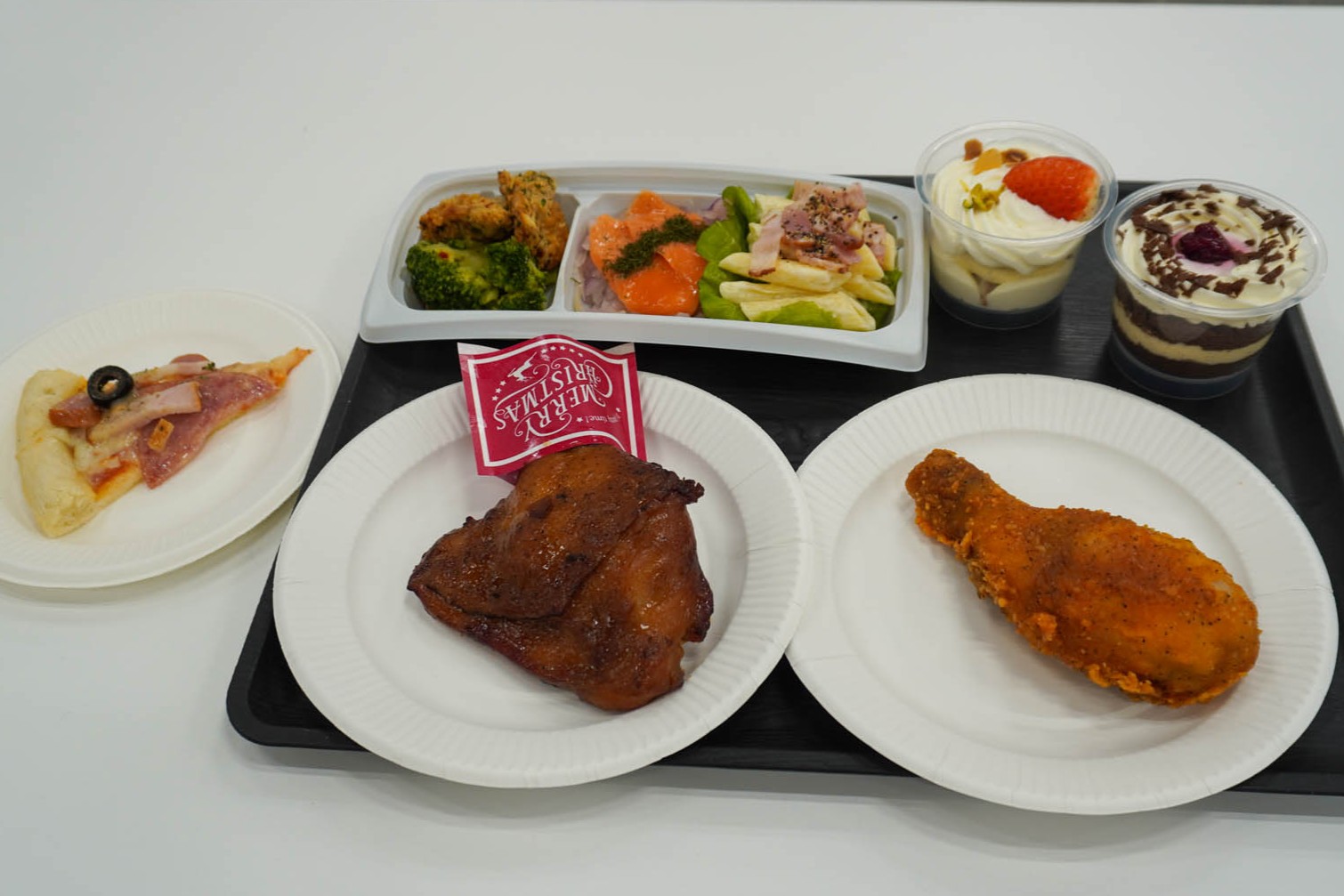 提供された試食（ケーキ、サラダオードブルはミニサイズ）