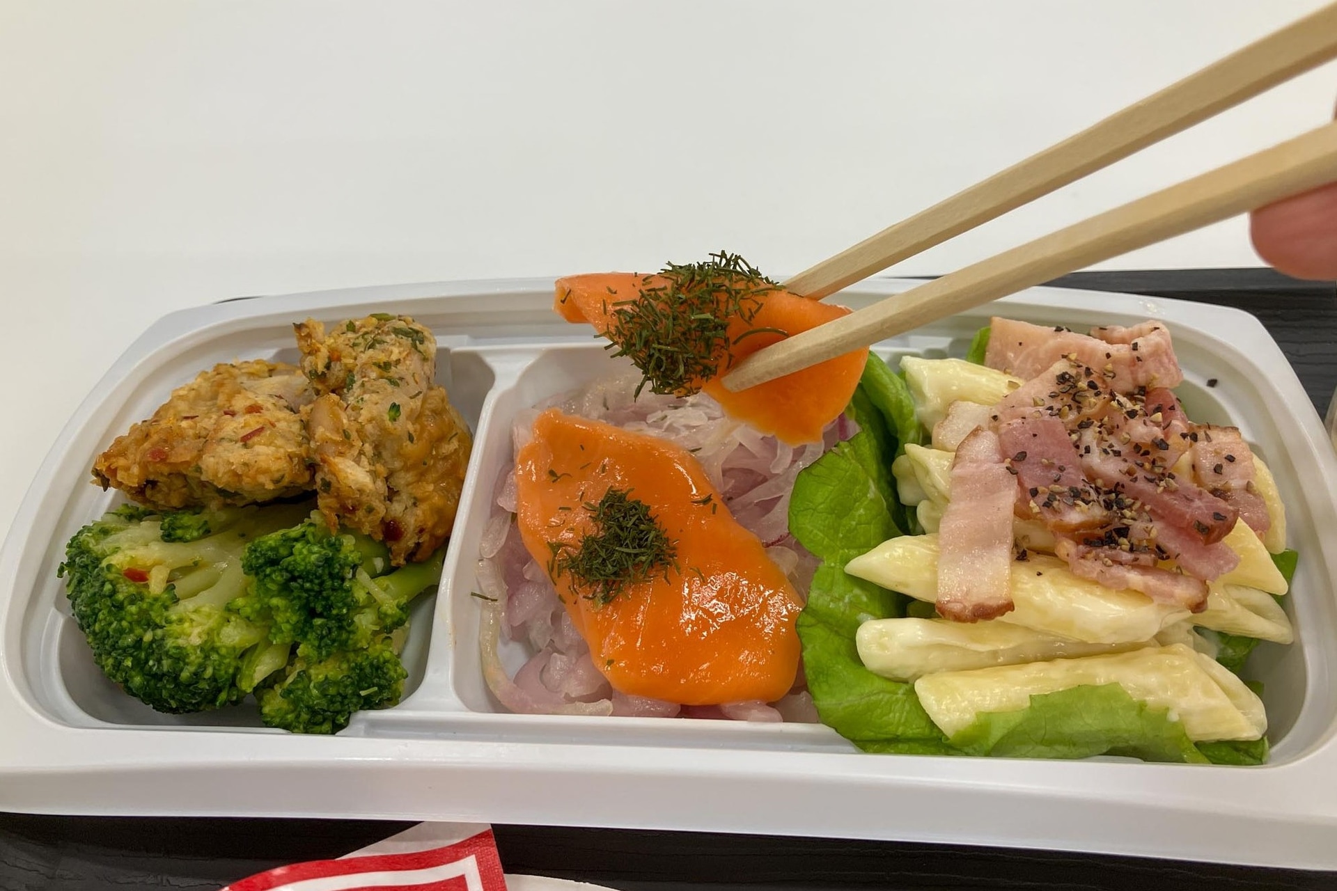 サラダオードブルのサーモンはとろける味わい