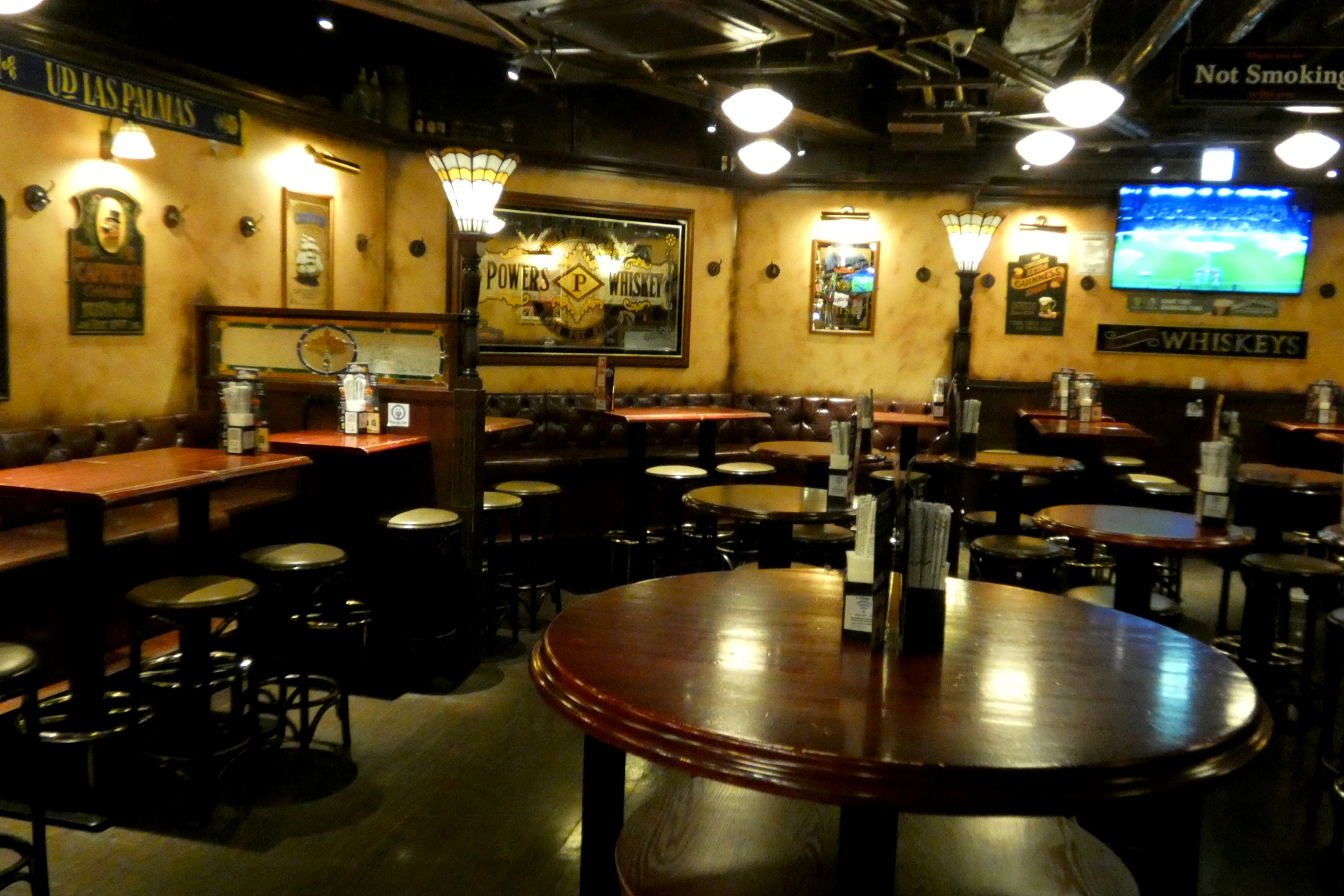 店内の雰囲気は英国のパブそのもの（HUBチョムチョム秋葉原店）