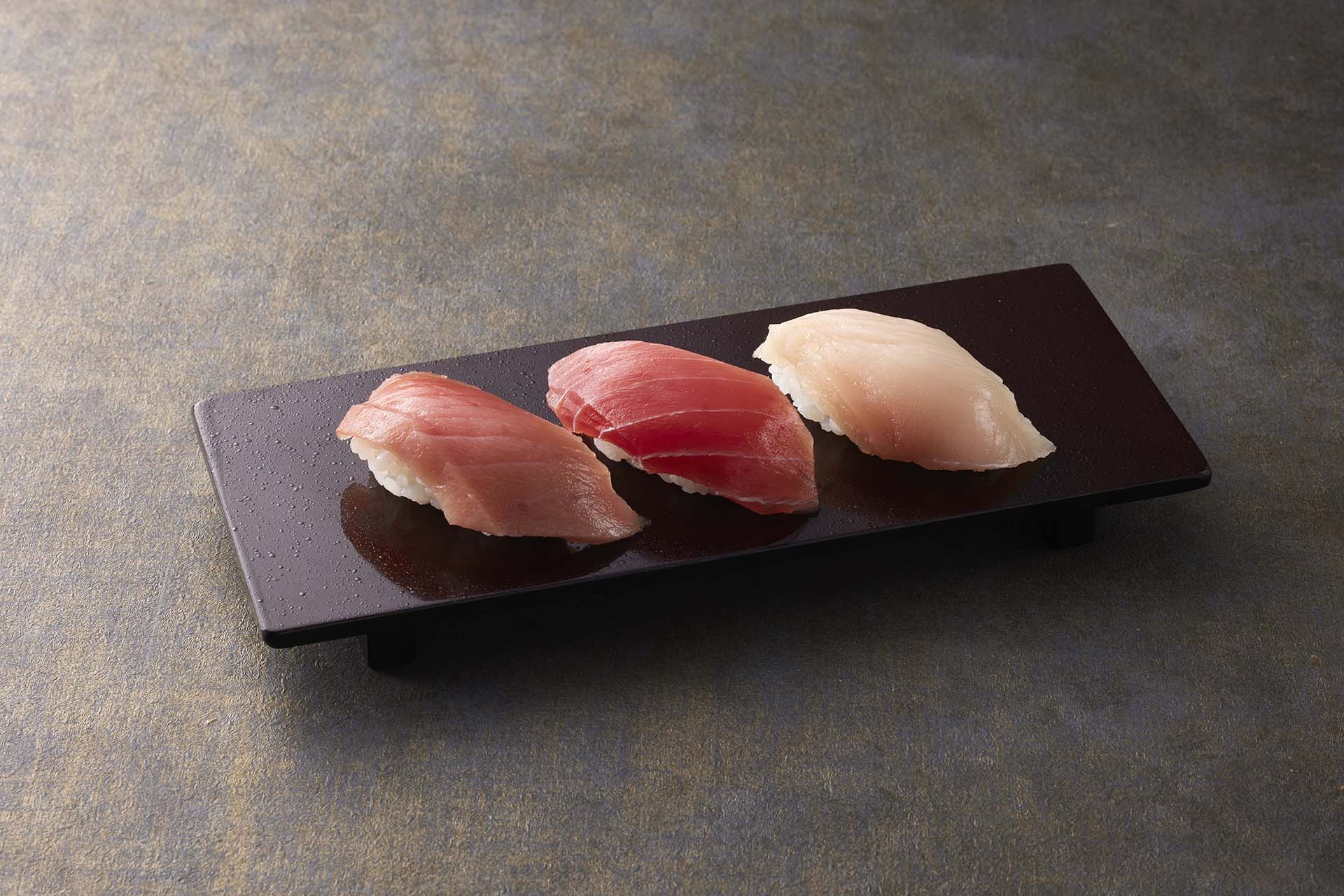 「鮪づくし三貫盛り（中とろ、赤身、とろびんちょう）」（539円）