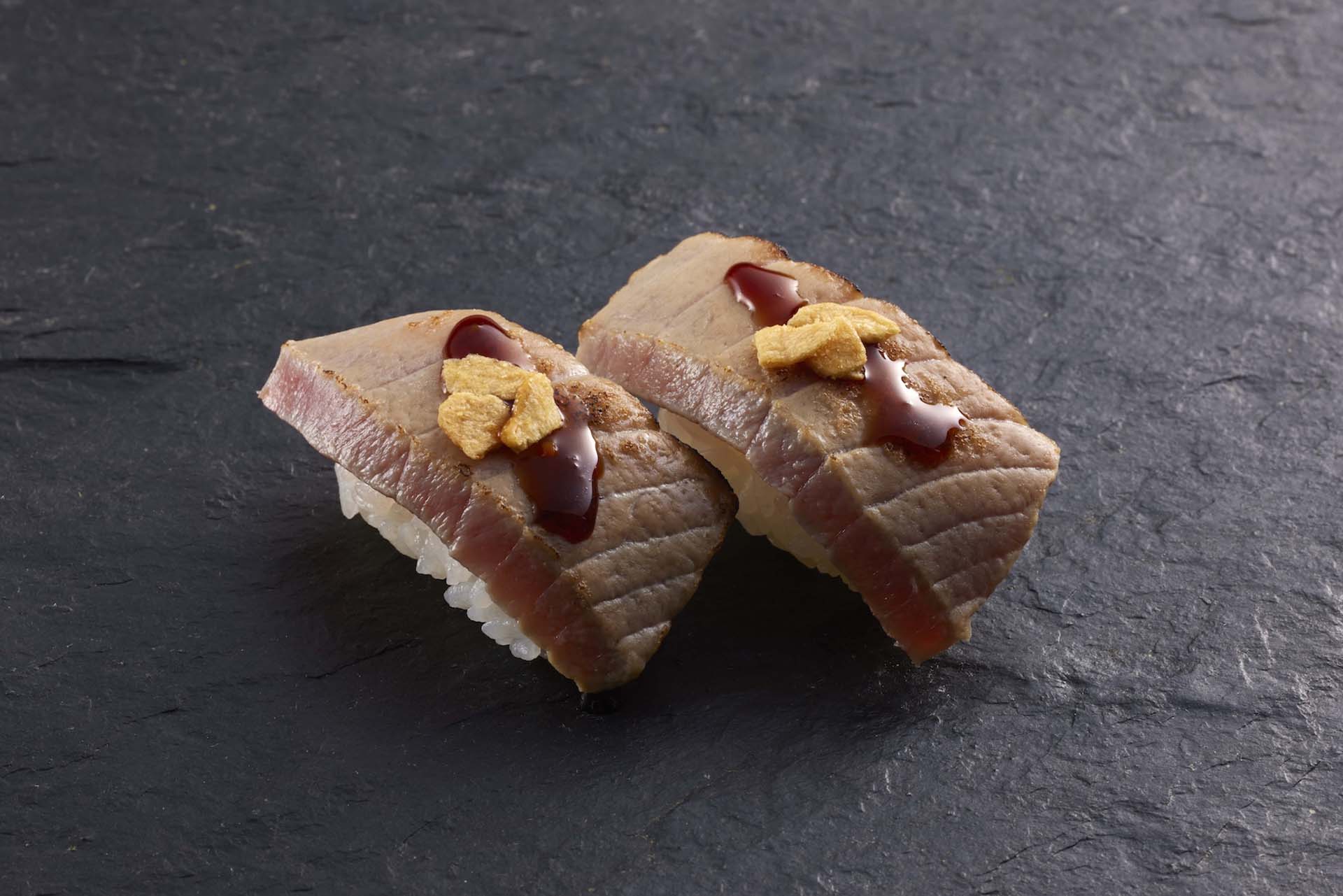 「まぐろステーキ握り」（319円）