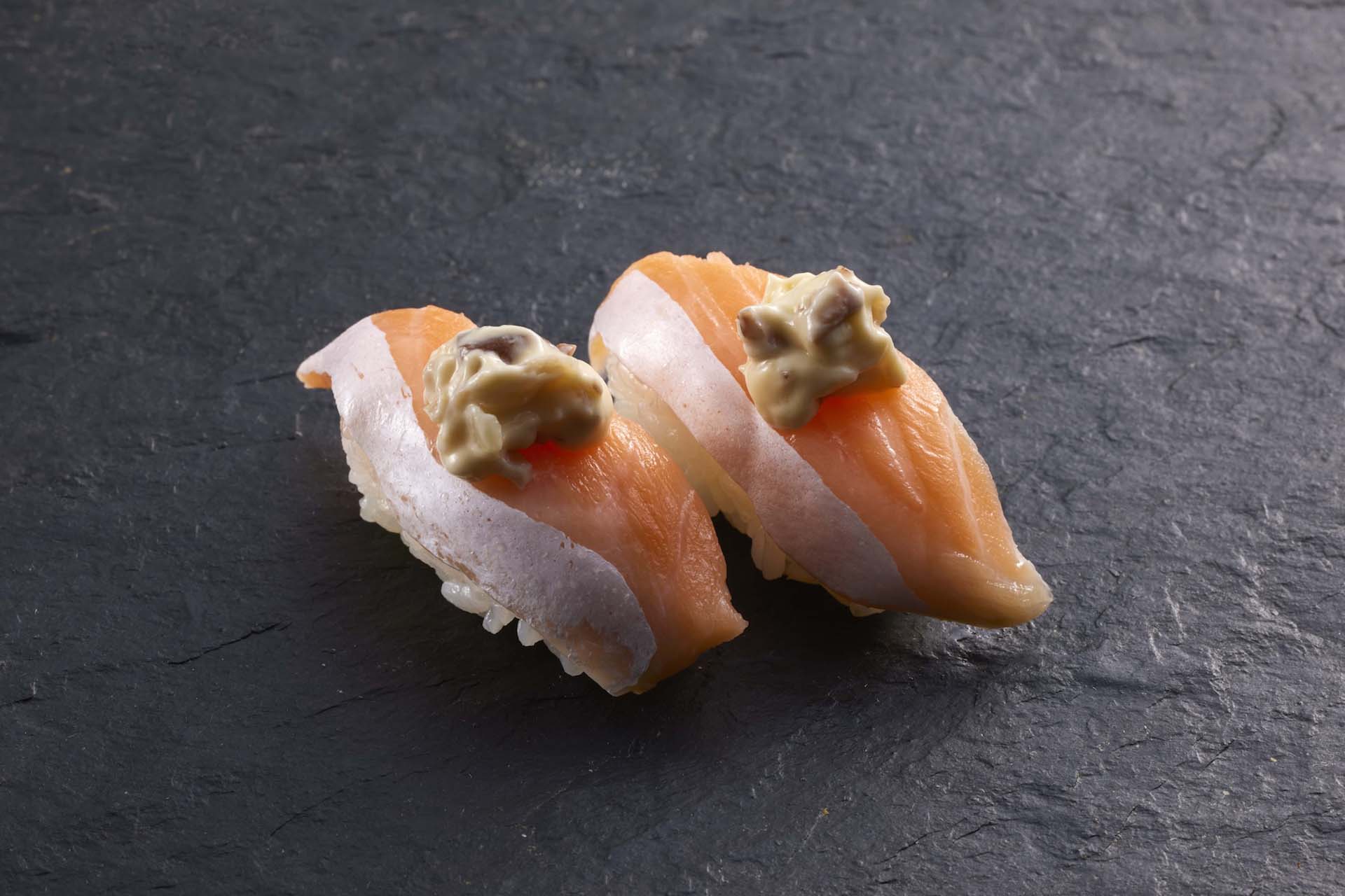 「【いぶりがっこタルタル】サーモンハラス握り」（264円）