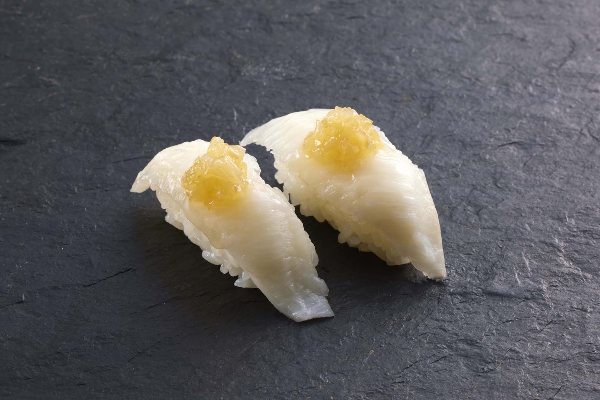 「塩レモンえんがわ握り」（264円）