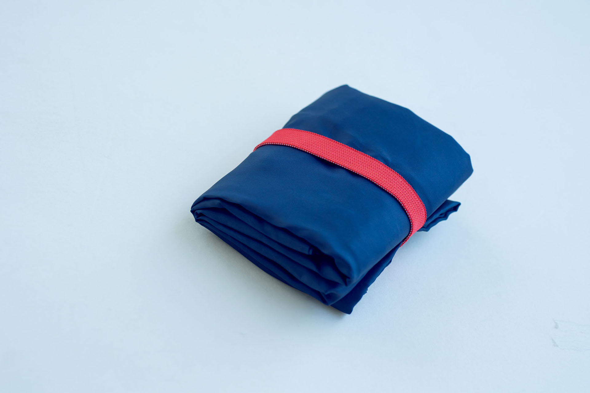 バッグにはゴムと内ポケットがついているので、急いでいるときはゴムでまとめて、薄くしまいたいときは内ポケットに収納と、シーンや用途に合わせて畳める