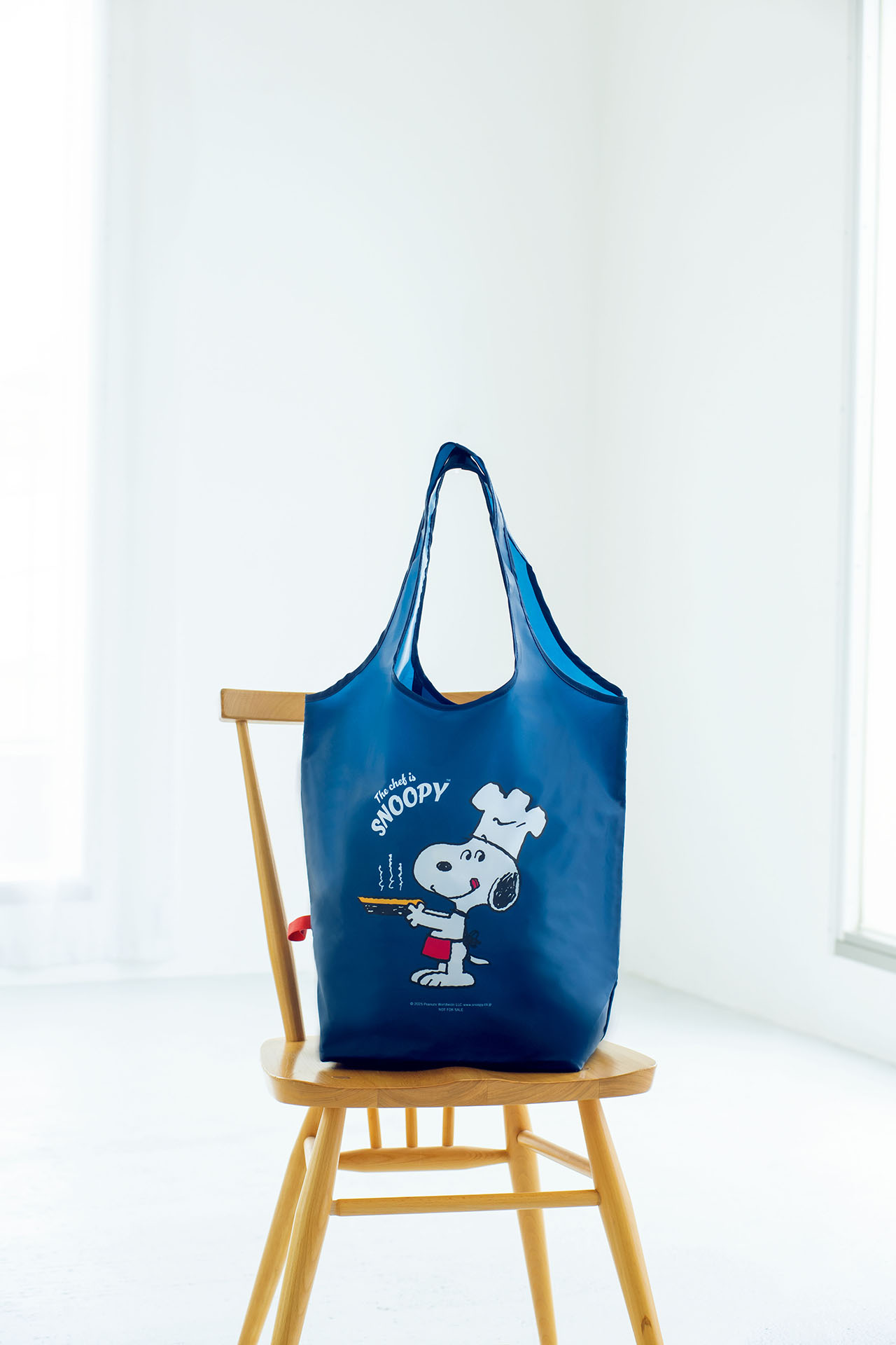 3～4人家族の約4日分の食料品が余裕で入る大型サイズで、耐荷重は約8kg