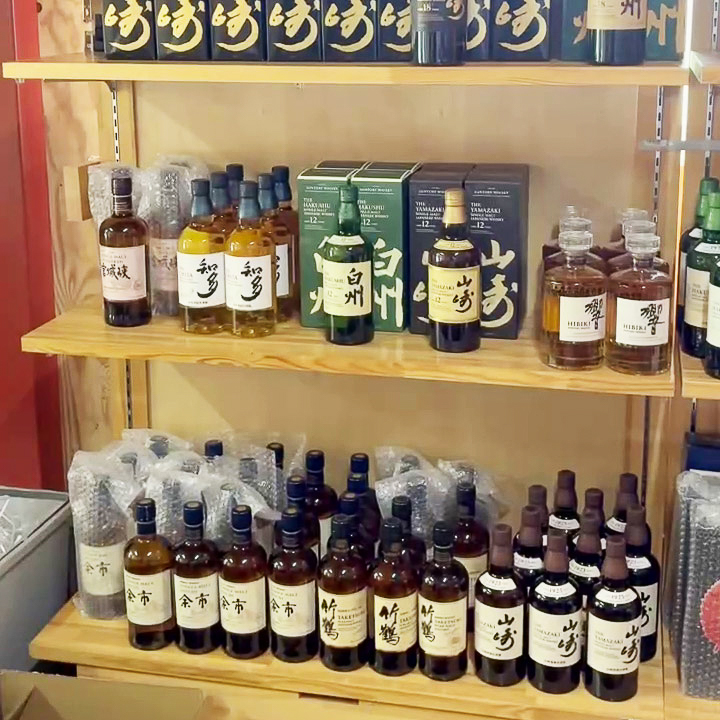 タチバナE酒販の倉庫には「山崎」「白州」「響」「竹鶴」「余市」「宮城峡」など人気のジャパニーズウイスキーが並んでいます