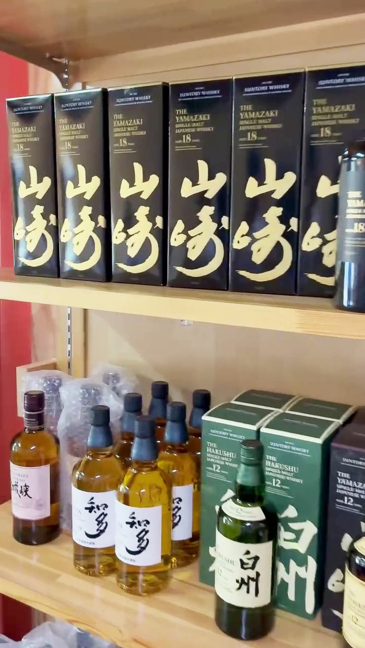 倉庫に並ぶウイスキー