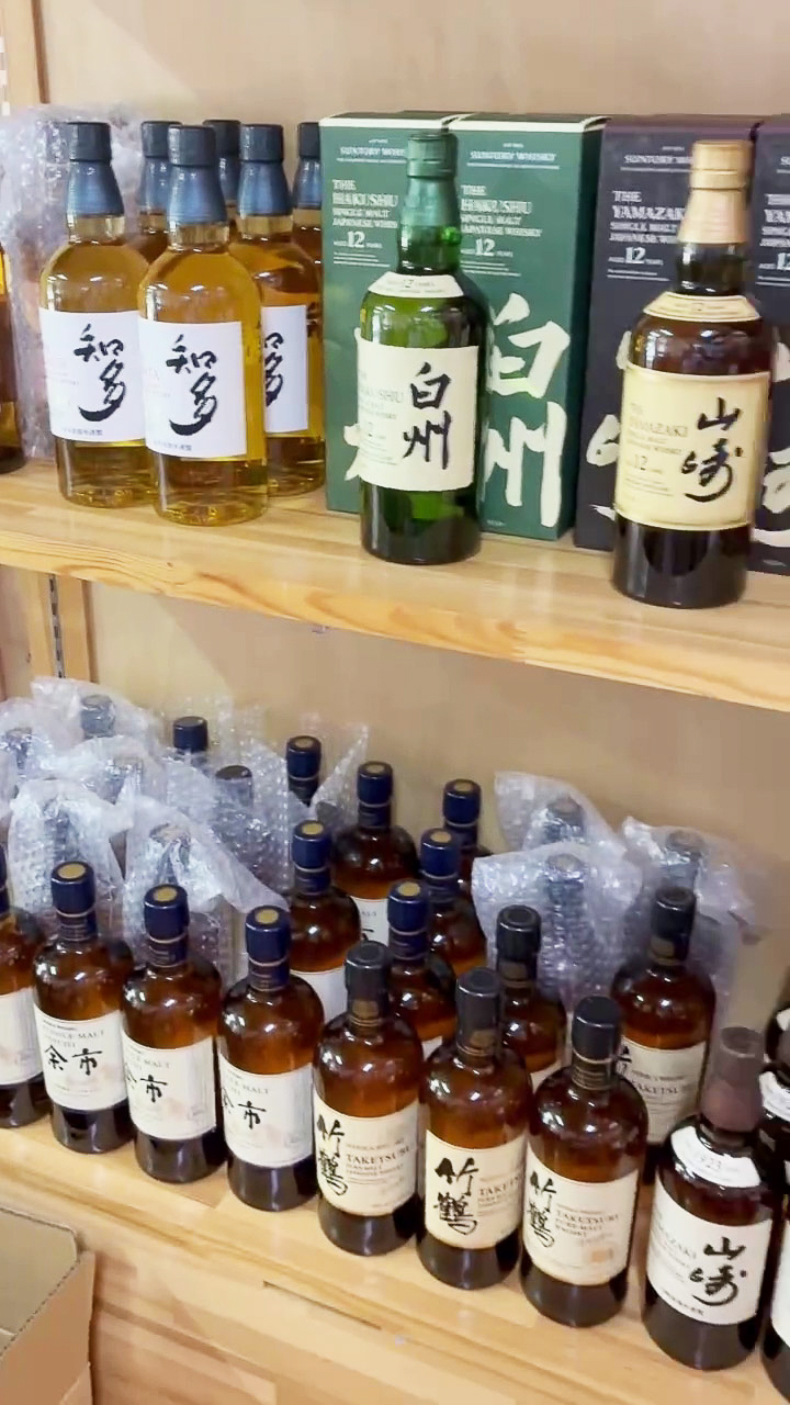 倉庫に並ぶウイスキー