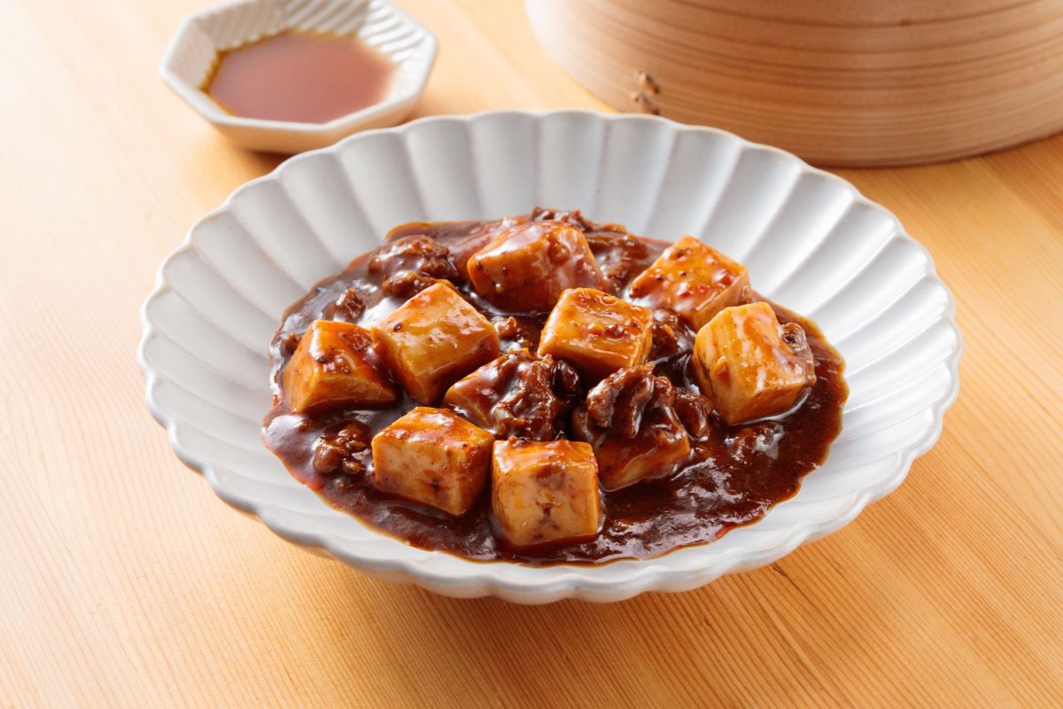 「花椒」「麻辣醤・豆板醤・甜麺醤」「豆腐」を混ぜ合わせたシビ辛の麻婆豆腐