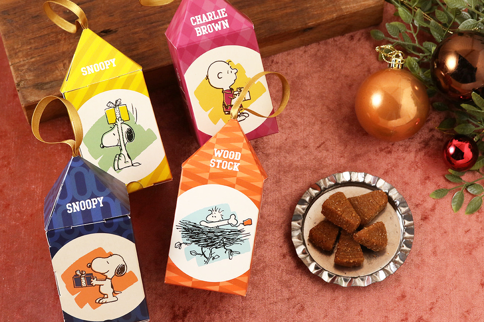 PEANUTS Cafe、クリスマスコレクションを発売。ポーチやハンカチ入りの