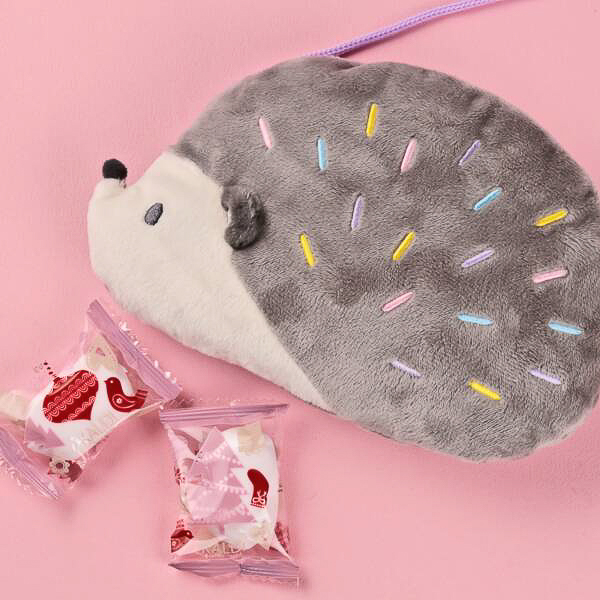 「クリスマスポシェット2025（ハリネズミ）」（825円）