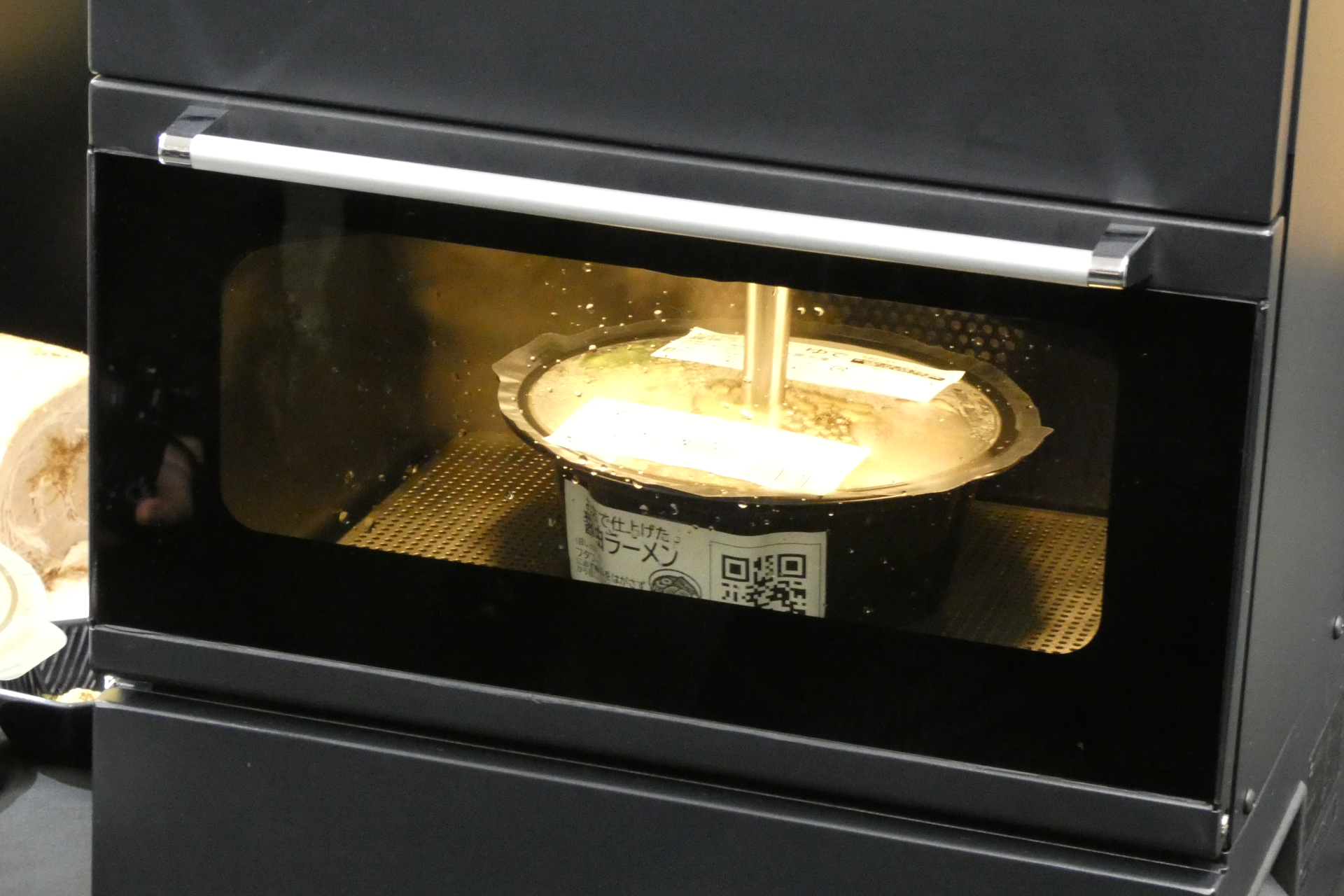 調理が始まるとフィルムに穴をあけてスチーム調理が始まる