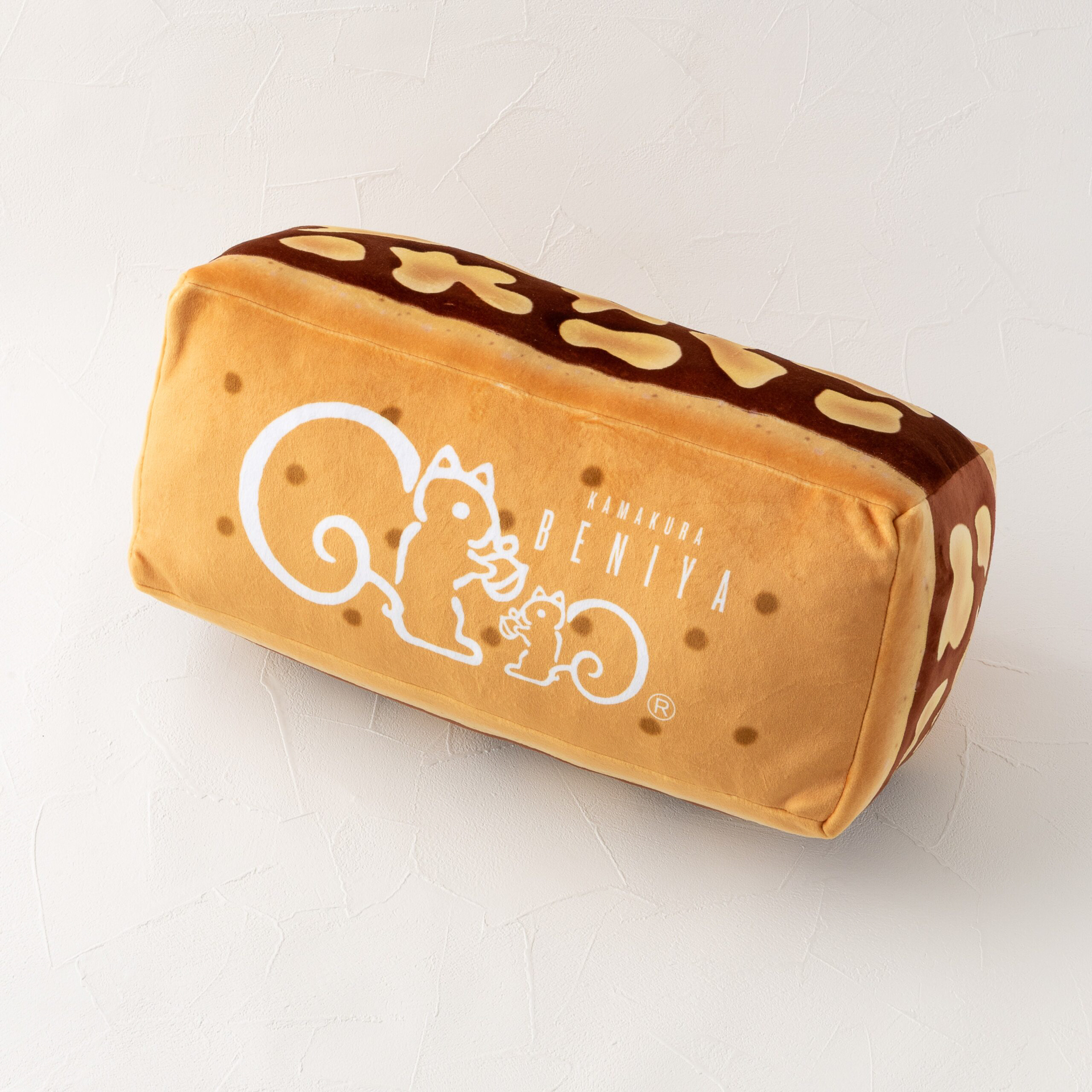 「クルミッ子クッション」約380×140×160mm（幅×奥行き×高さ）