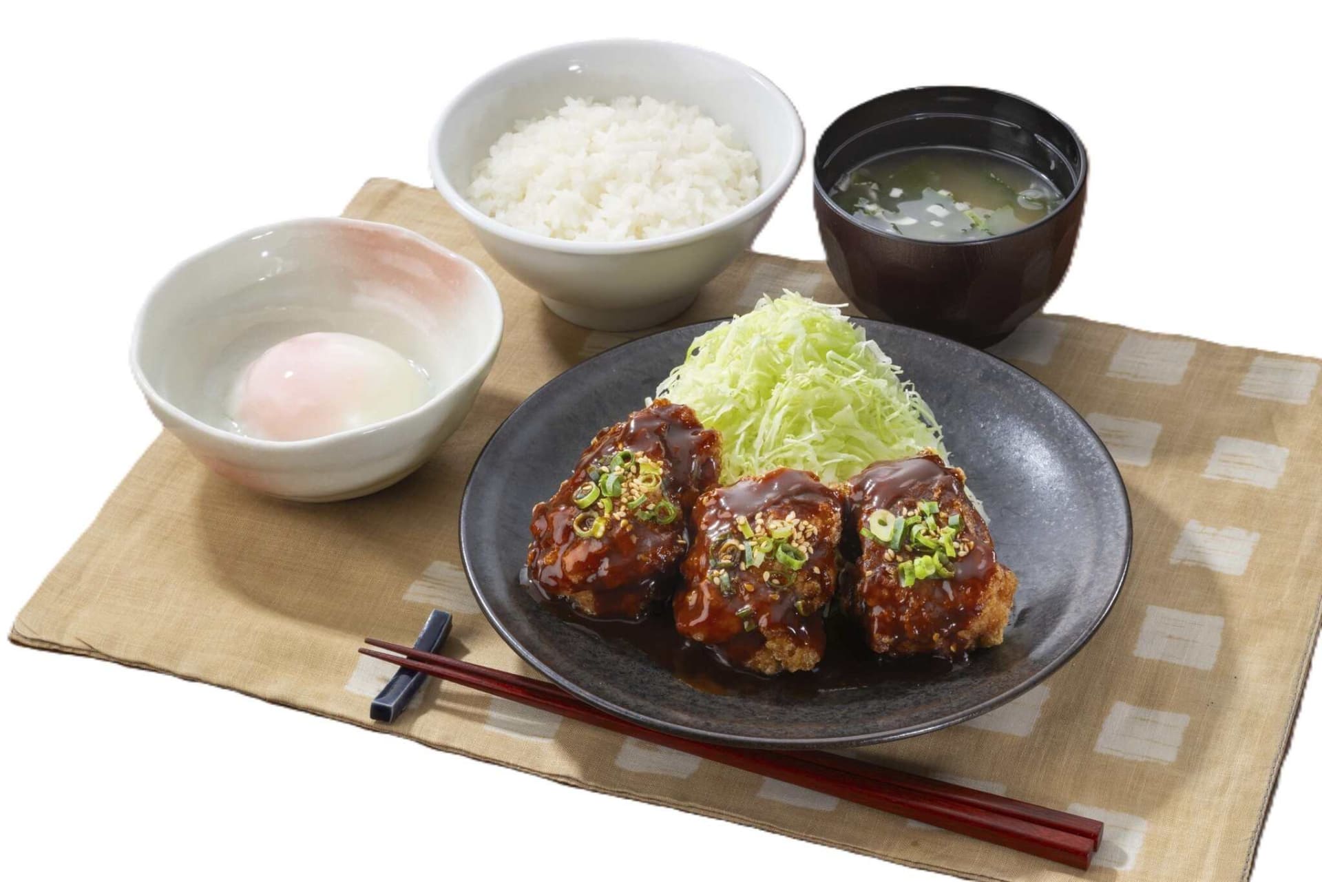 「濃厚味噌のコク旨広がるから揚げ定食（温泉卵付き）3個」（790円）