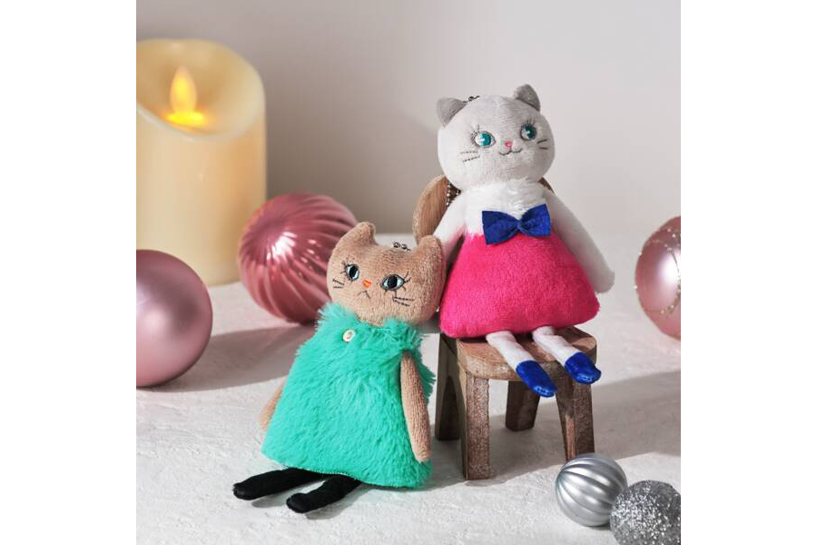 カルディコーヒーファーム「クリスマス モコネコモカちゃん 2025」と「クリスマス くたくたグレーネコちゃん 2025」