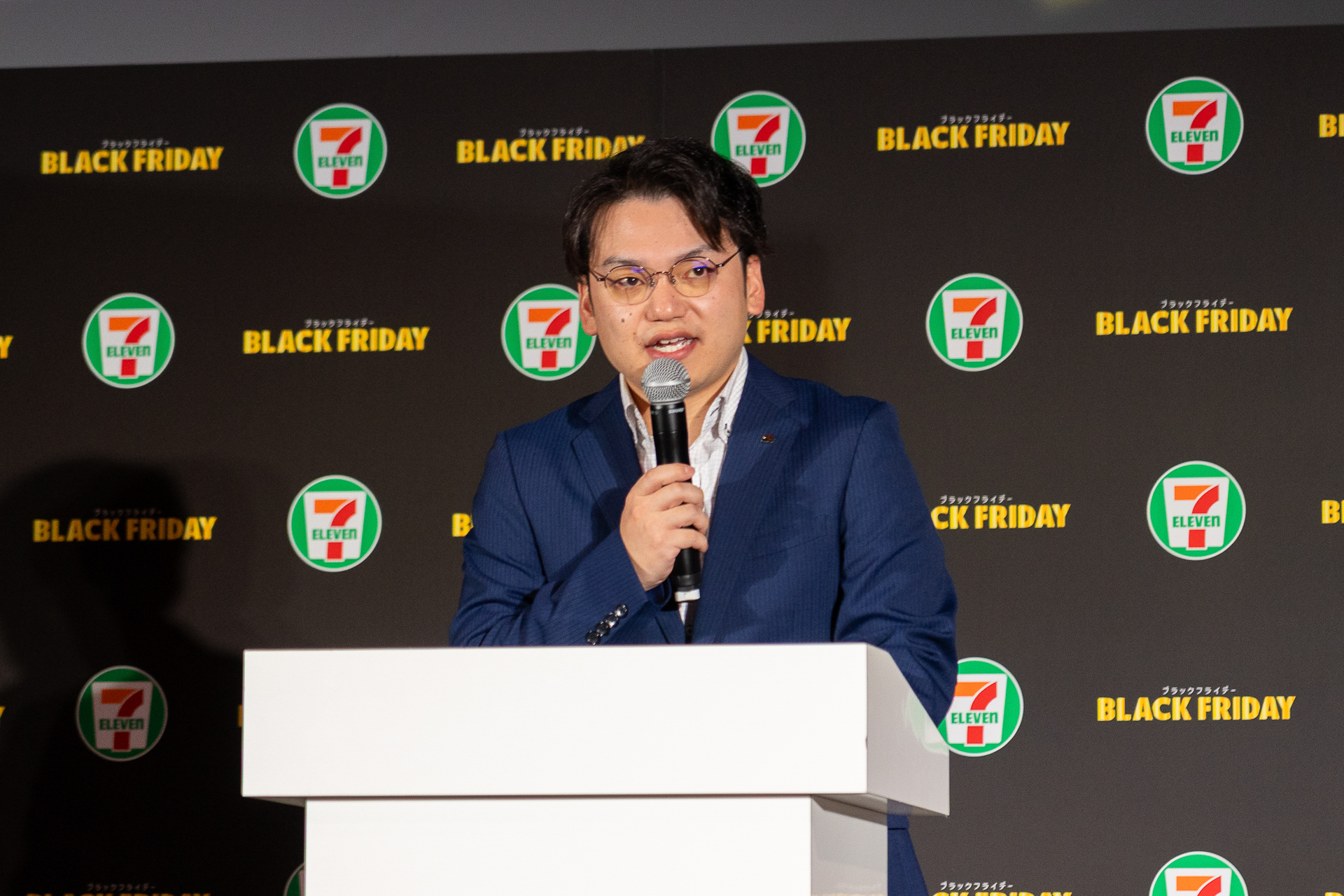 「この時期ならではの特別感、ワクワク感のある商品を楽しんでもらいたい」と話す、株式会社セブン-イレブン・ジャパン 商品本部 FF・冷凍食品部 マーチャンダイザーの戸谷駿介氏