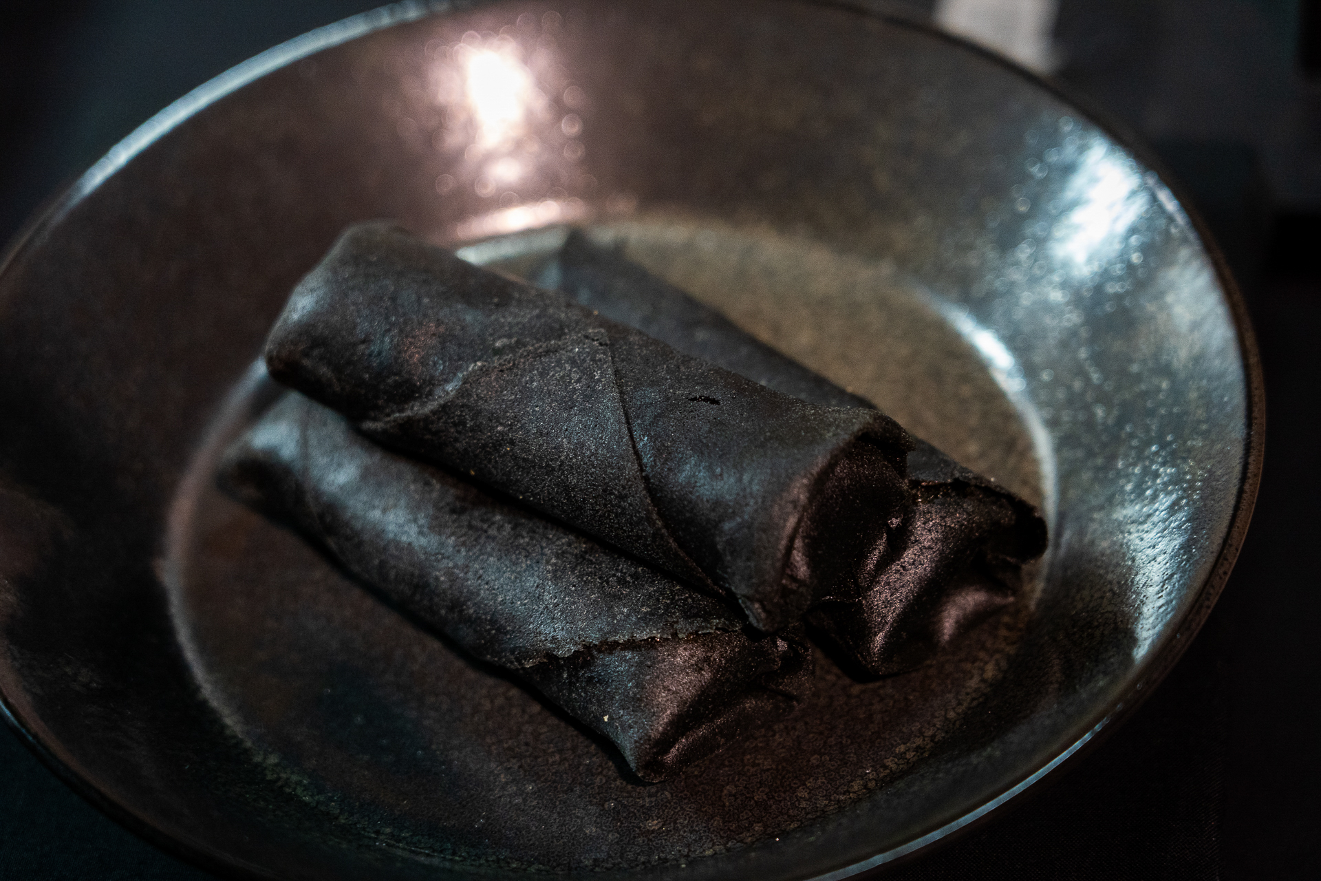 黒いすき焼き春巻き。パリパリの黒い皮ですき焼きの具材を包んだ春巻き