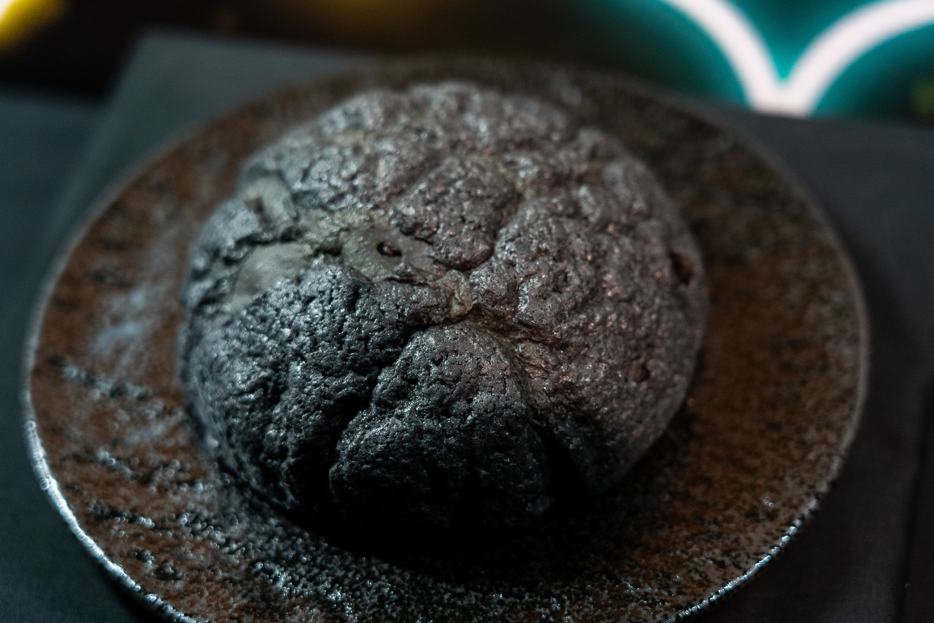 ブラックメロンパン。インパクト抜群のメロンパン。生地にはチョコチップが練り込まれている