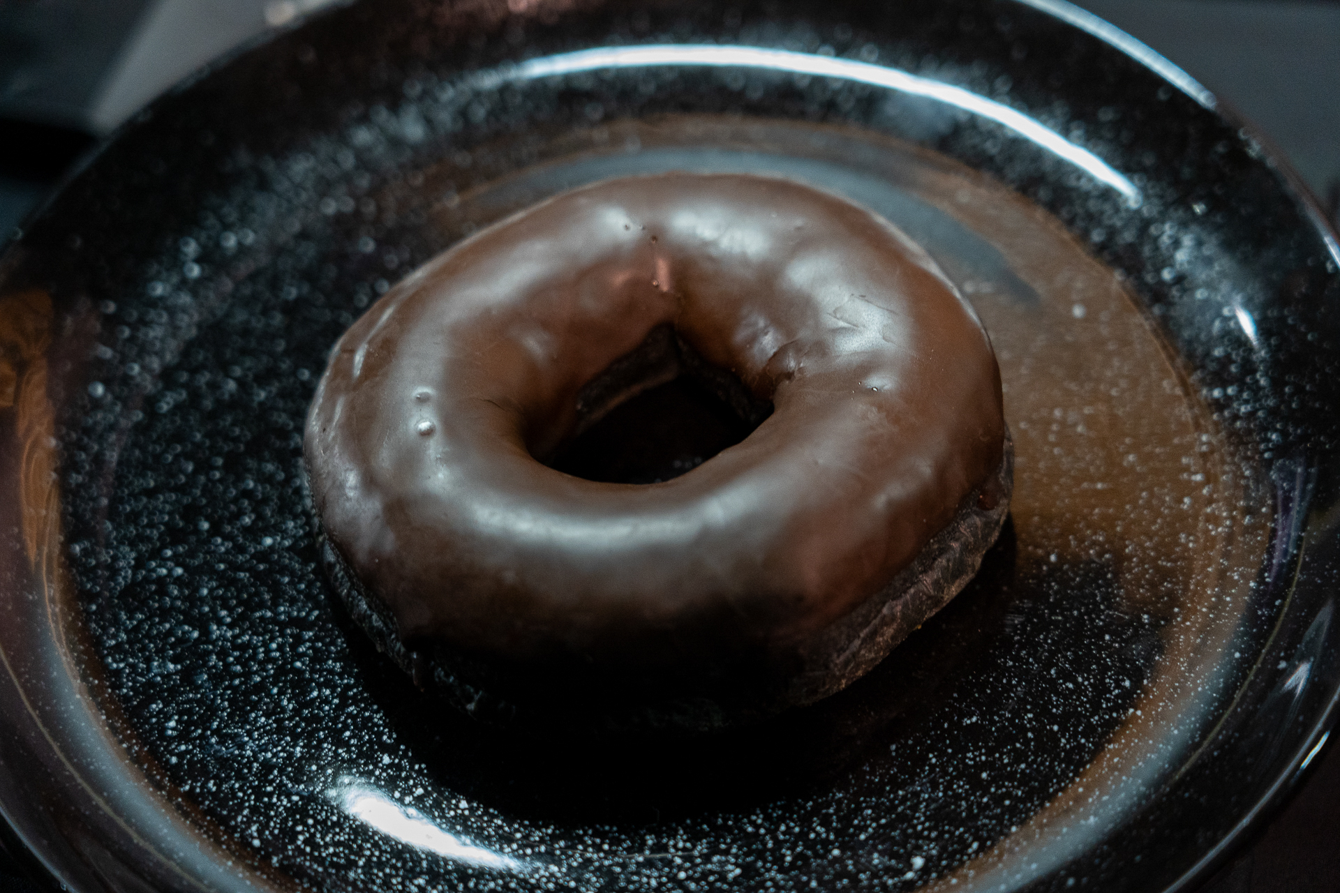 ほおばりんぐドーナツ ブラック。黒色の生地にチョコレートをかけた黒づくしのドーナツ