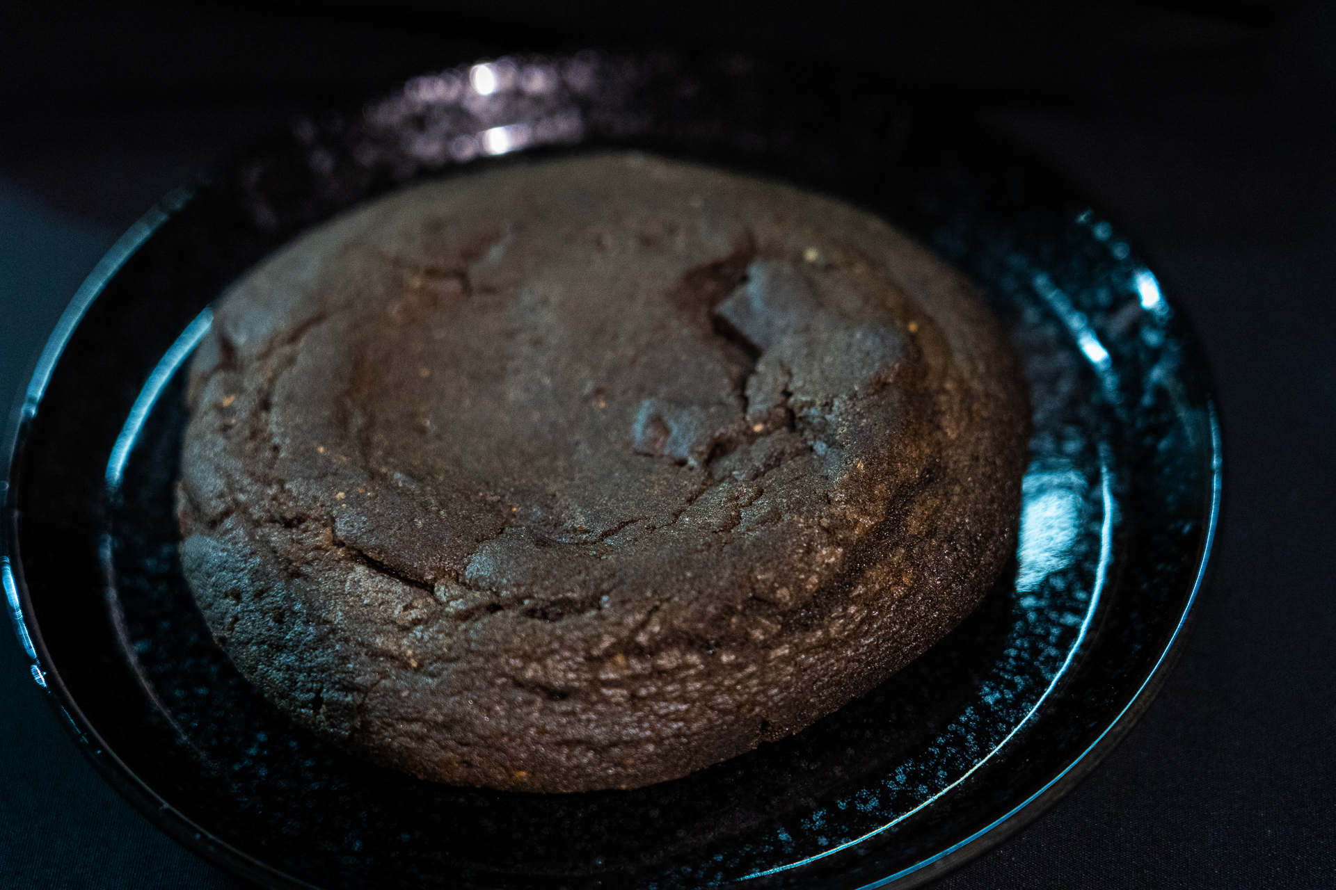 お店で焼いたブラッククッキー。濃厚チョコ生地とゴロゴロダイスチョコのチョコづくしの組み合わせ