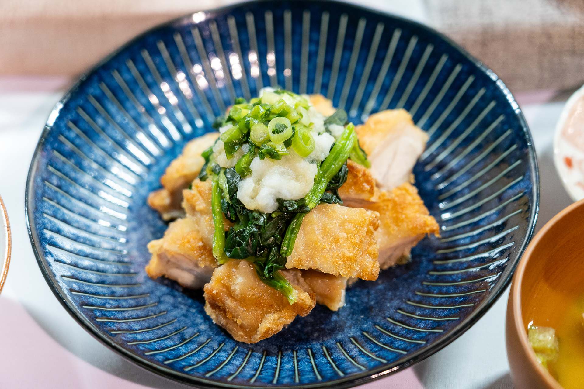 「さっぱり！おろしポン酢揚げ鶏」は、ジューシーな揚げ鶏に野菜と大根おろしとポン酢を合わせた一品