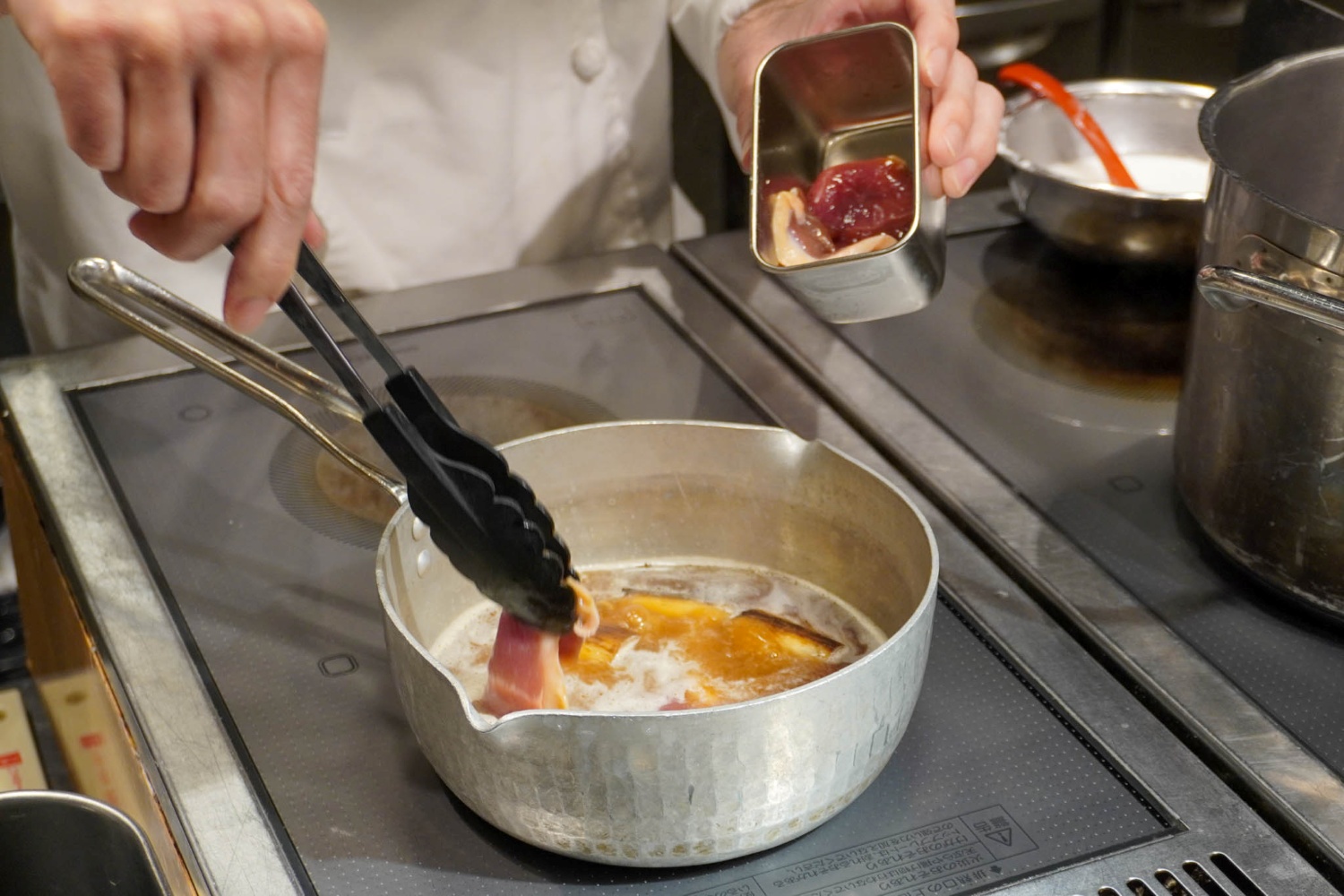 合鴨肉を注文ごとに特製出汁で火入れ