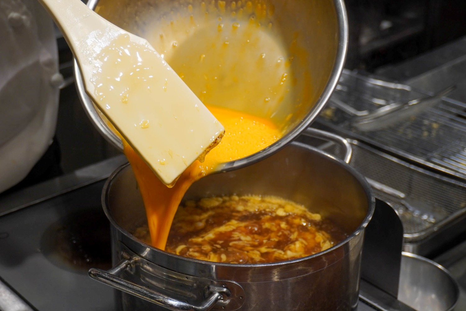 ふわふわの玉子あんかけを店内で仕込む