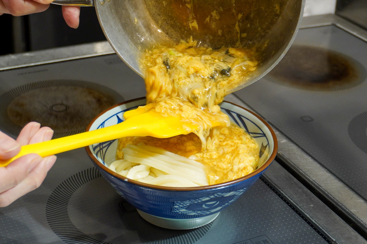 釜抜き麺に玉子あんかけをかける