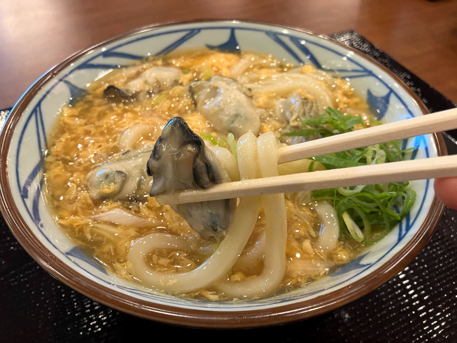 とろっとした玉子あんかけが、牡蠣とうどんに絡む