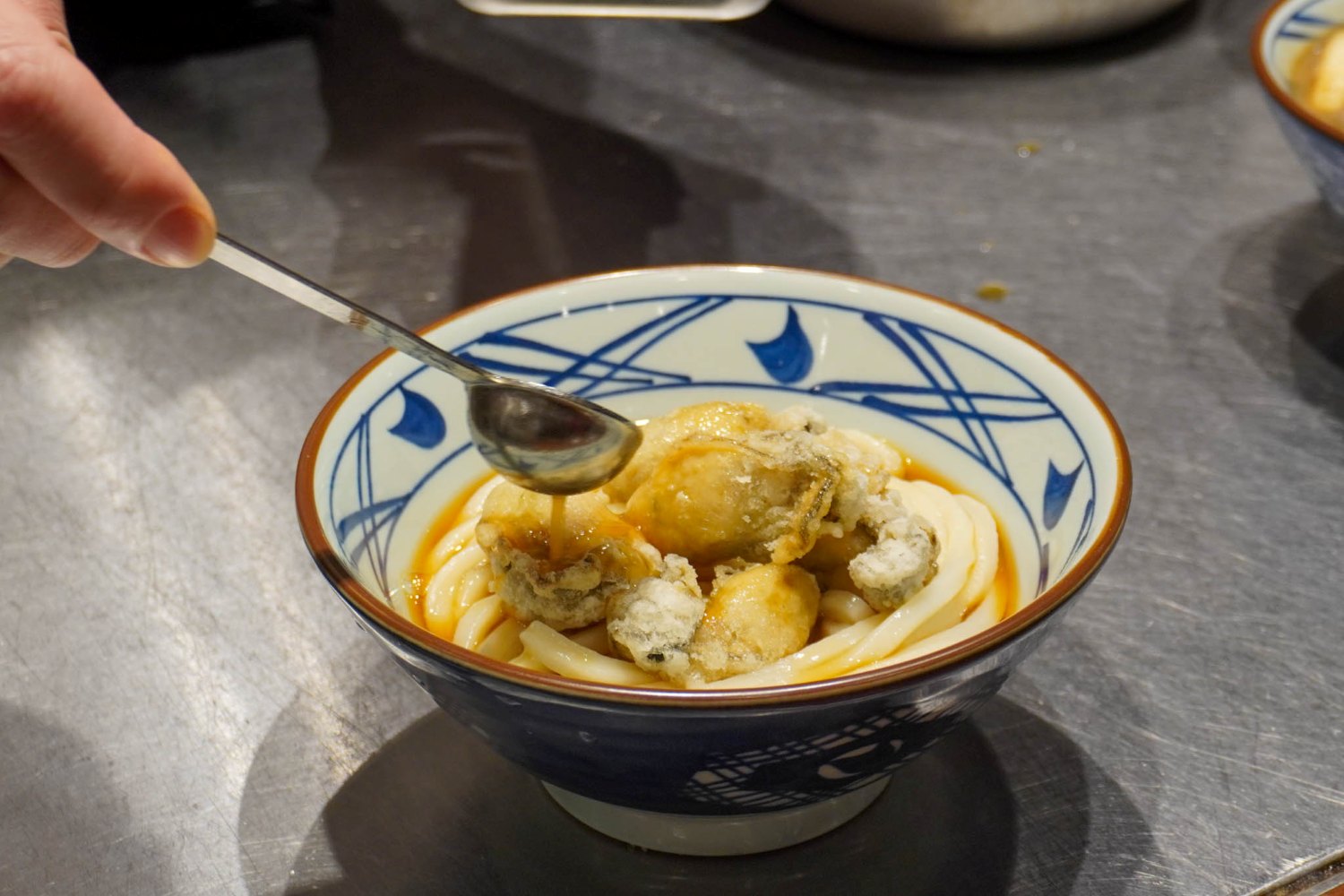 特製海醤だれをかける