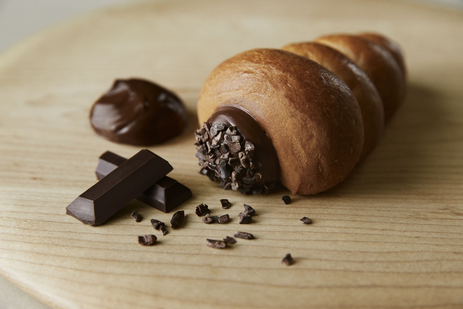 日本生まれの菓子パン「チョココロネ」をゴディバがアレンジした、クリーム、バー、カカオニブなどさまざまな食感のチョコレートを味わえる「コロネ（ショコラ）」