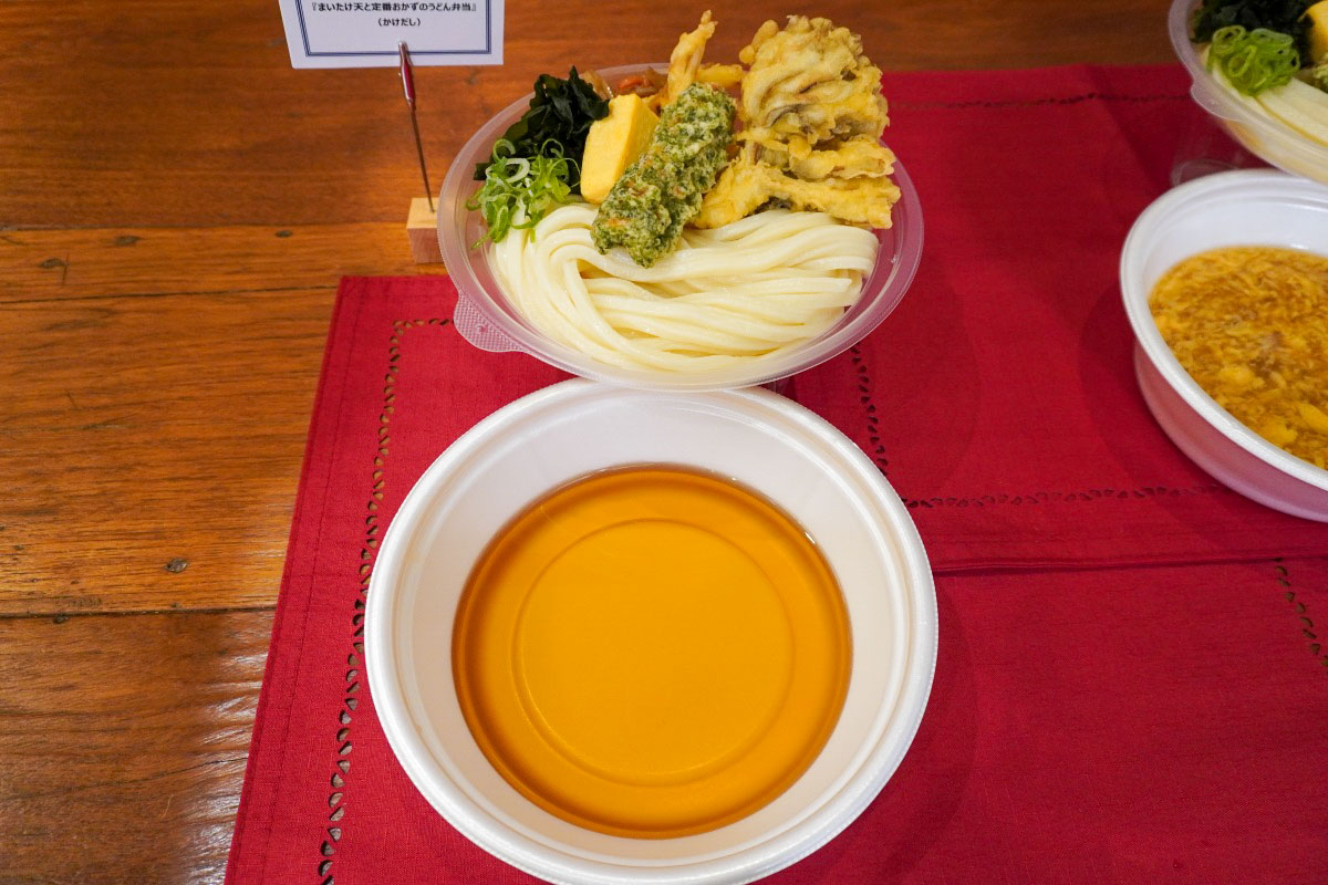 まいたけ天と定番おかずのうどん弁当
