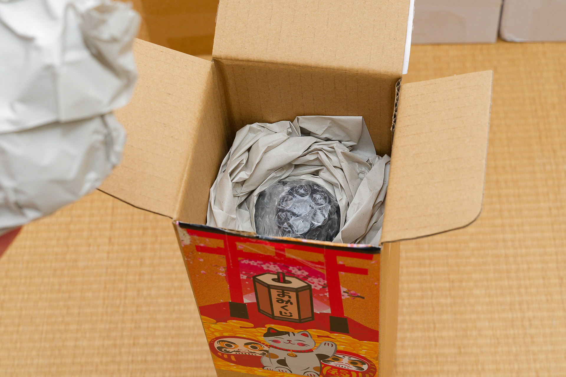 緩衝材を取り除くと見えてきた、黒いキャップのボトル