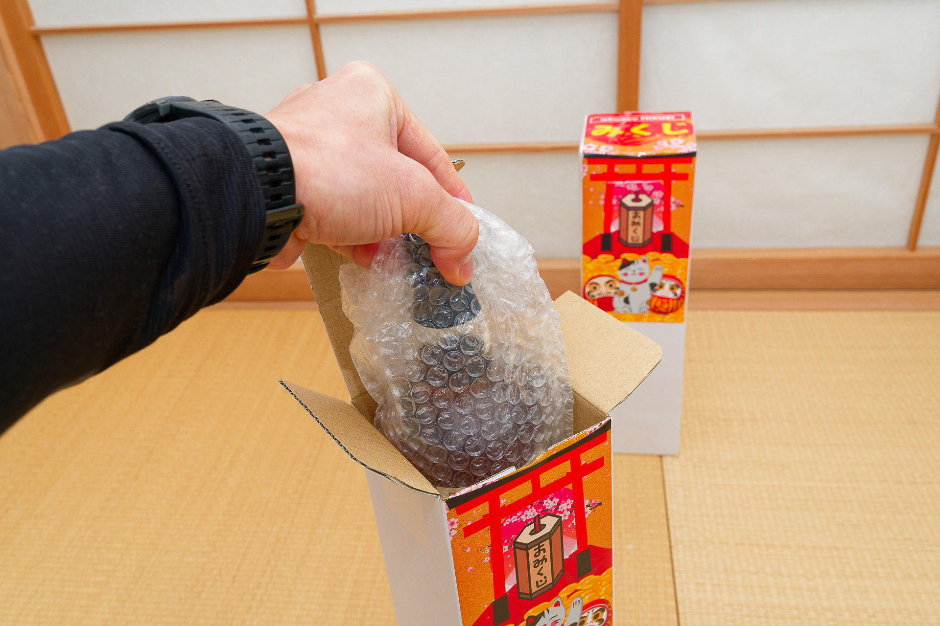 4本目も黒い首元ですが……